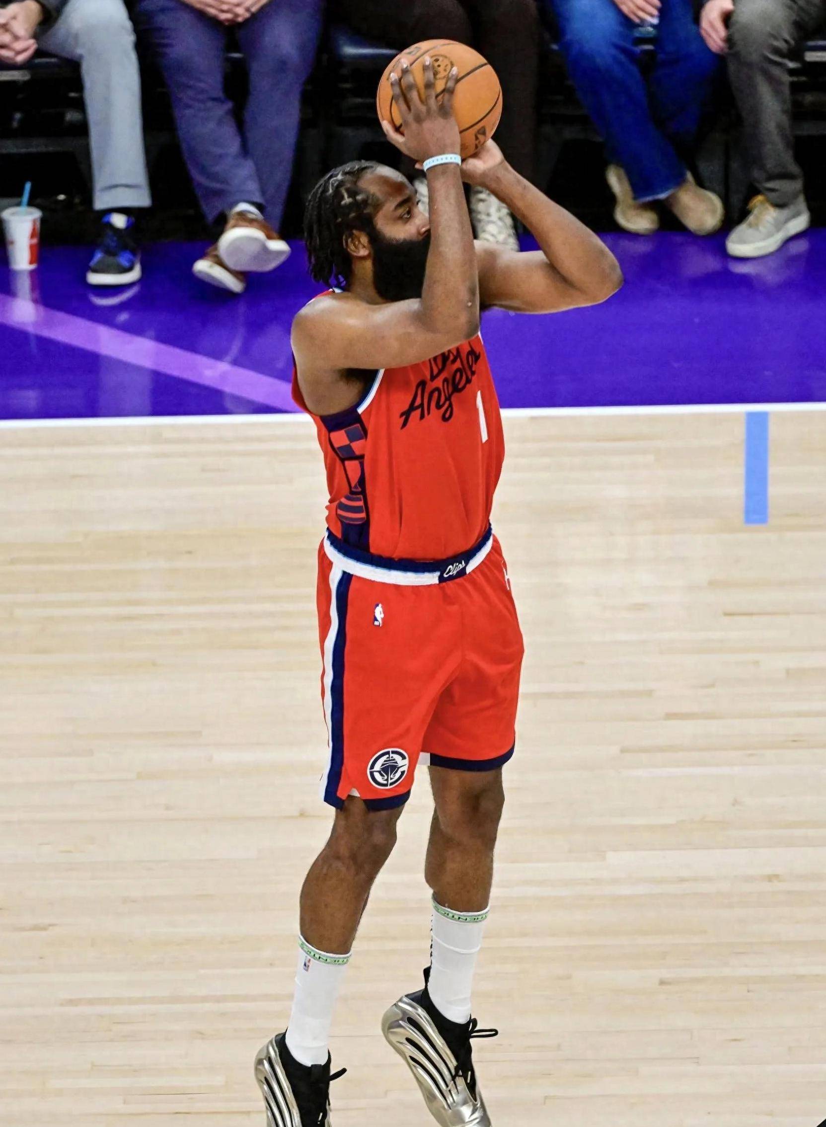 NBA总决赛今夜走向成谜，印第安纳步行者队长鼓劲，话题不断，年轻球员得到机会的简单介绍